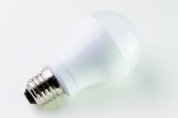 Lâmpadas LED de poupança de energia no fundo branco . — Fotografia de Stock