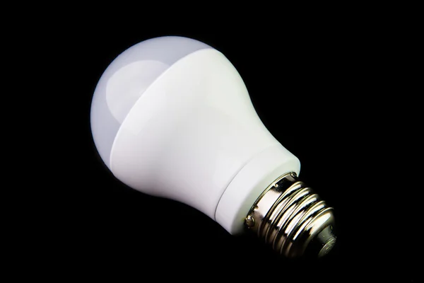 Lâmpadas LED de poupança de energia no fundo preto . — Fotografia de Stock
