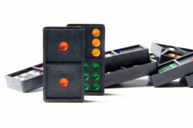 Beyaz arka plan üzerinde renkli Domino.