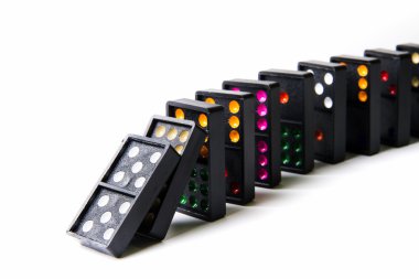 Beyaz arka plan üzerinde renkli Domino.