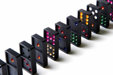 Beyaz arka plan üzerinde renkli Domino.
