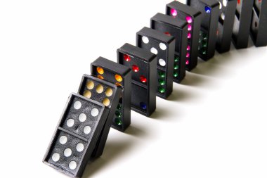 Beyaz arka plan üzerinde renkli Domino.