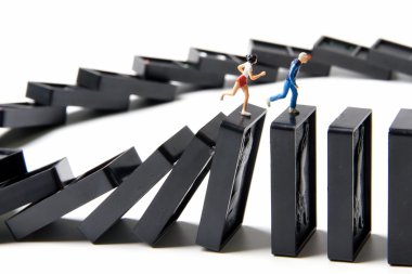 Küçük oyuncaklar kaçış üzerinde Domino kaçarken düşen.