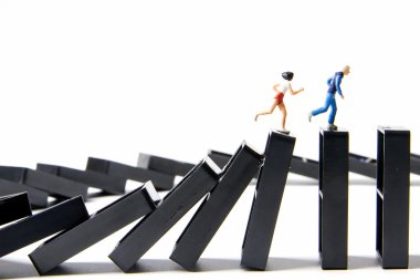 Küçük oyuncaklar kaçış üzerinde Domino kaçarken düşen.
