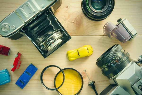 Antike Kameras und Fotoausrüstung auf Holz. — Stockfoto