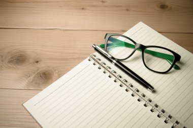 Kitap beyaz kağıda çam ahşap masa.