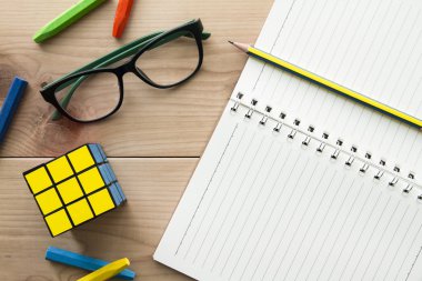 Kitap beyaz kağıda çam ahşap masa.