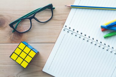 Kitap beyaz kağıda çam ahşap masa.