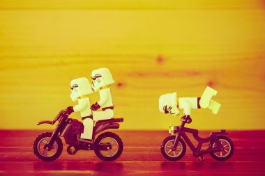 Yıldız savaşları film: Stomtrooper bir motosiklet ve bisiklet yolculuğu