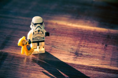 Yıldız savaşları film: bir bebek tutan Stomtrooper