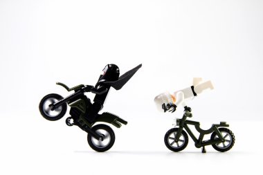 Yıldız savaşları film: Stomtrooper bir motosiklet ve bisiklet yolculuğu
