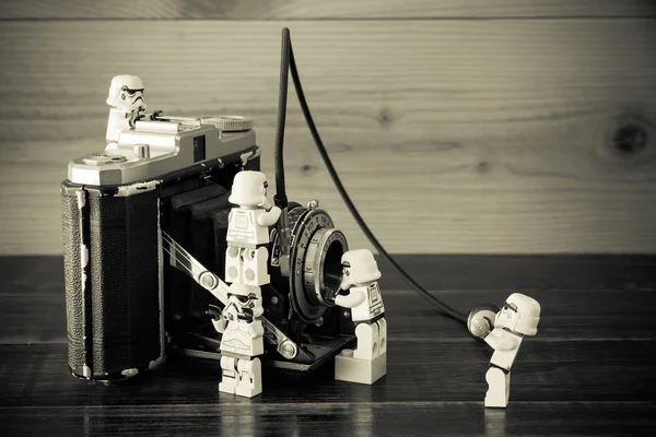 Film van Star Wars: Stomtrooper Repairing antieke camera — Stockfoto