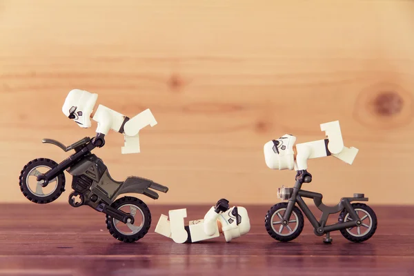 Yıldız savaşları film: Stomtrooper bir motosiklet ve bisiklet yolculuğu