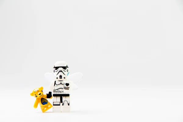 Film Star Wars : Stomtrooper tenant une poupée — Photo