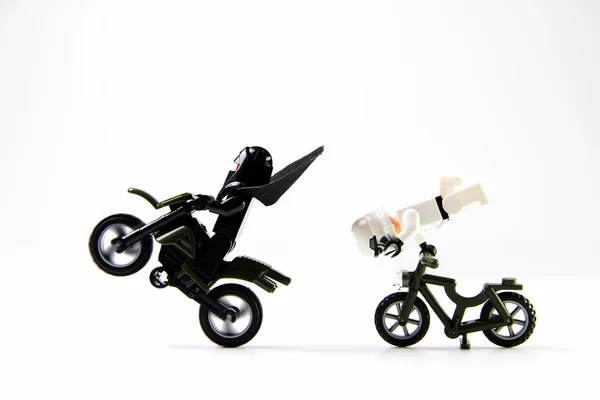 星球大战 》 电影: Stomtrooper 骑一辆摩托车和自行车 — 图库照片