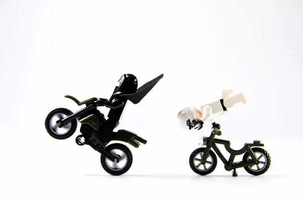 Yıldız savaşları film: Stomtrooper bir motosiklet ve bisiklet yolculuğu