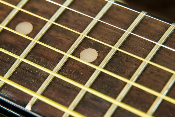 Крупним планом знімок акустичних гітарних струн . — стокове фото