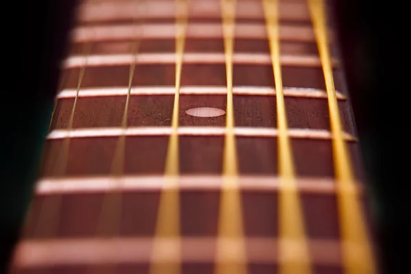 Primo piano di chitarra e corde con bassa profondità di campo — Foto Stock