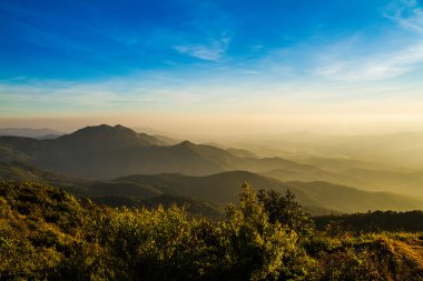 Dağ sırasının üzerinden gün doğumu