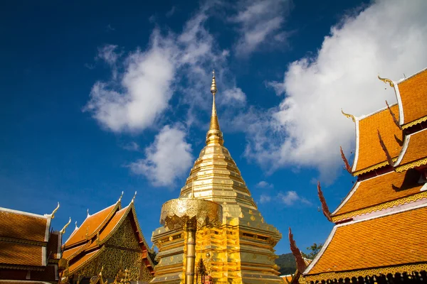 Pagoda de Oro en el templo de Doi Sutep en Chiang Mai, Thaila —  Fotos de Stock