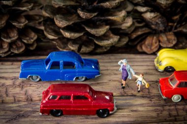 Sokağın karşısındaki yürüme oyuncak.