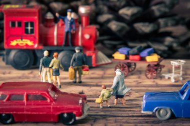 Tren ile seyahat eden için karşıdan karşıya belgili tanımlık sokak gitmek yürüme oyuncak.