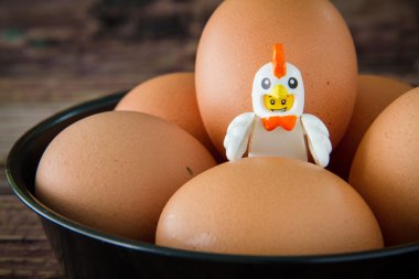 Fransa, Tayland - 2/2/2016, Lego tavuk maskot yumurta üzerinde. Legos Lego Group, Danimarka'da dayalı bir şirket tarafından üretilen plastik inşaat oyuncak popüler bir çizgi vardır.