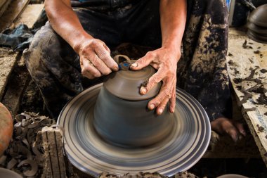 Kil potter bir toprak küçük bir çanak üzerinde daire oluşturma.
