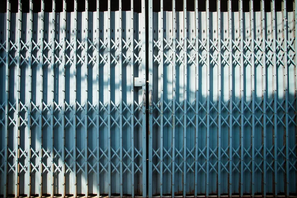 오래 된 파란 강철 문 폐쇄. — 스톡 사진
