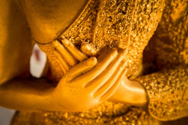 Mãos de estátua de buddha tocando o coração no nível do peito — Fotografia de Stock