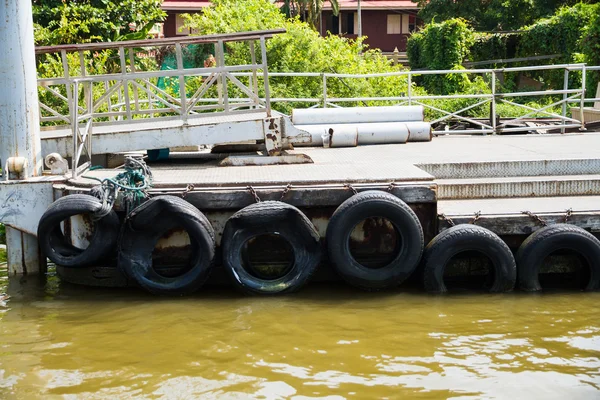 Pontoon with recycled old tyres used as boat bumpers. — Stock Photo, Image