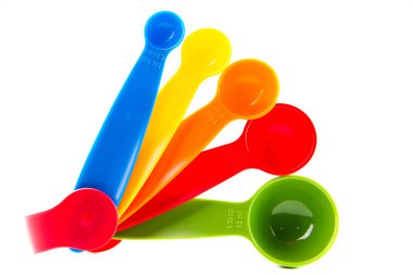 Beş kaşık izole kırpma yolu ölçme madde parça.