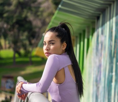 Genç kız köprüde Saçlarını toplamış bakıyor