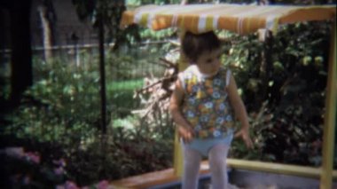 Top zıplatma olan sanal oynarken yürümeye başlayan çocuk