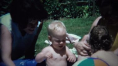 Arka bahçesinde Havuz üzerinde bebek ağlıyor