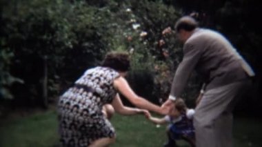 Ringin etrafında rosey oyun oynarken aile