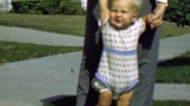 Baba bebek çocuk yürüyüş öğrenmek yardımcı olur