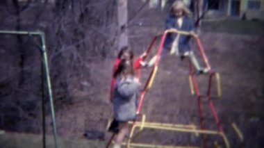 Bahçesi tırmanma arka bahçesinde oynayan kızlar