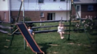 Oyun parkında Çocuk salıncaklar