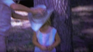 Kardeşim kız kovboy şapkası koyar 