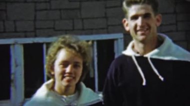 Kıyafetler giyen denizci kazak eşleşen çift yazın