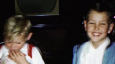 Doğum günü partisi üzerinde pasta yemeye çocuklar