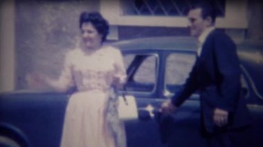 Şoför kapıyı araba Bayan için açar. 