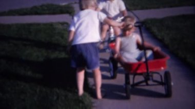 Vagon çekerek çocuklar üç tekerlekli bisiklet sürmek 