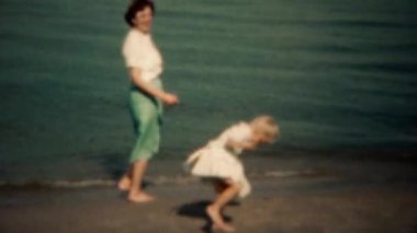 Anne ve kızı oynuyor gölde