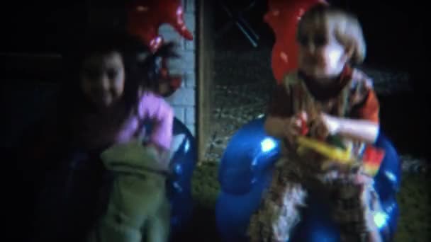 As crianças saltam em cadeiras infláveis woody do pica-pau — Vídeo de Stock