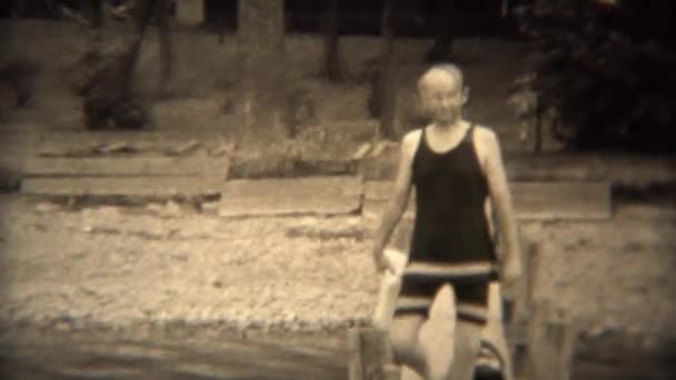 Hombre rico caminando en el muelle del lago — Vídeos de Stock