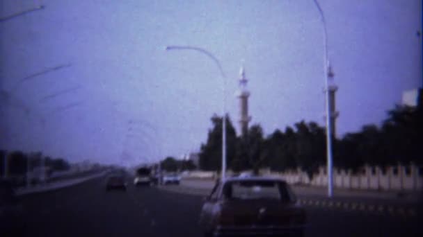 Minaretten met auto rijden in de buurt van snelweg — Stockvideo