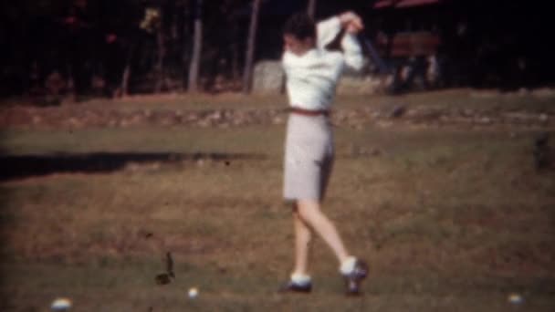 Woman missing golf ball practice — Stock Video