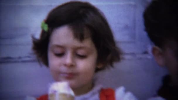 Bambini che mangiano gelato — Video Stock